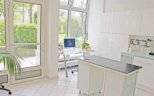 Helles, modernes Behandlungszimmer einer Tierarztpraxis mit Untersuchungstisch.